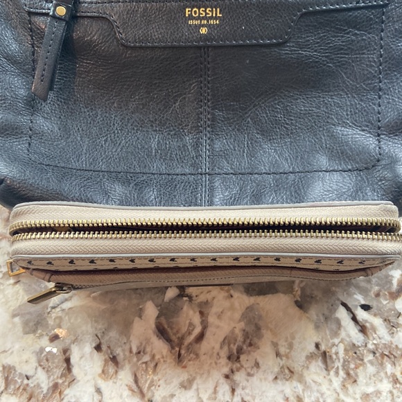 Fossil Genuine Leather Shoulder or Crossbody Style Bag, EUC bonus Wallet 2 pc - Picture 10 of 10